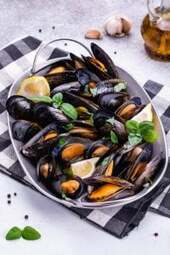 Mussels with Tomatoes and Garlic 3