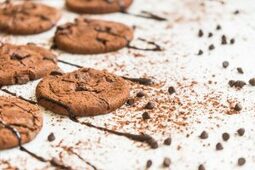 THE BEST CHEWY CHOCOLATE CHIP COOKIES